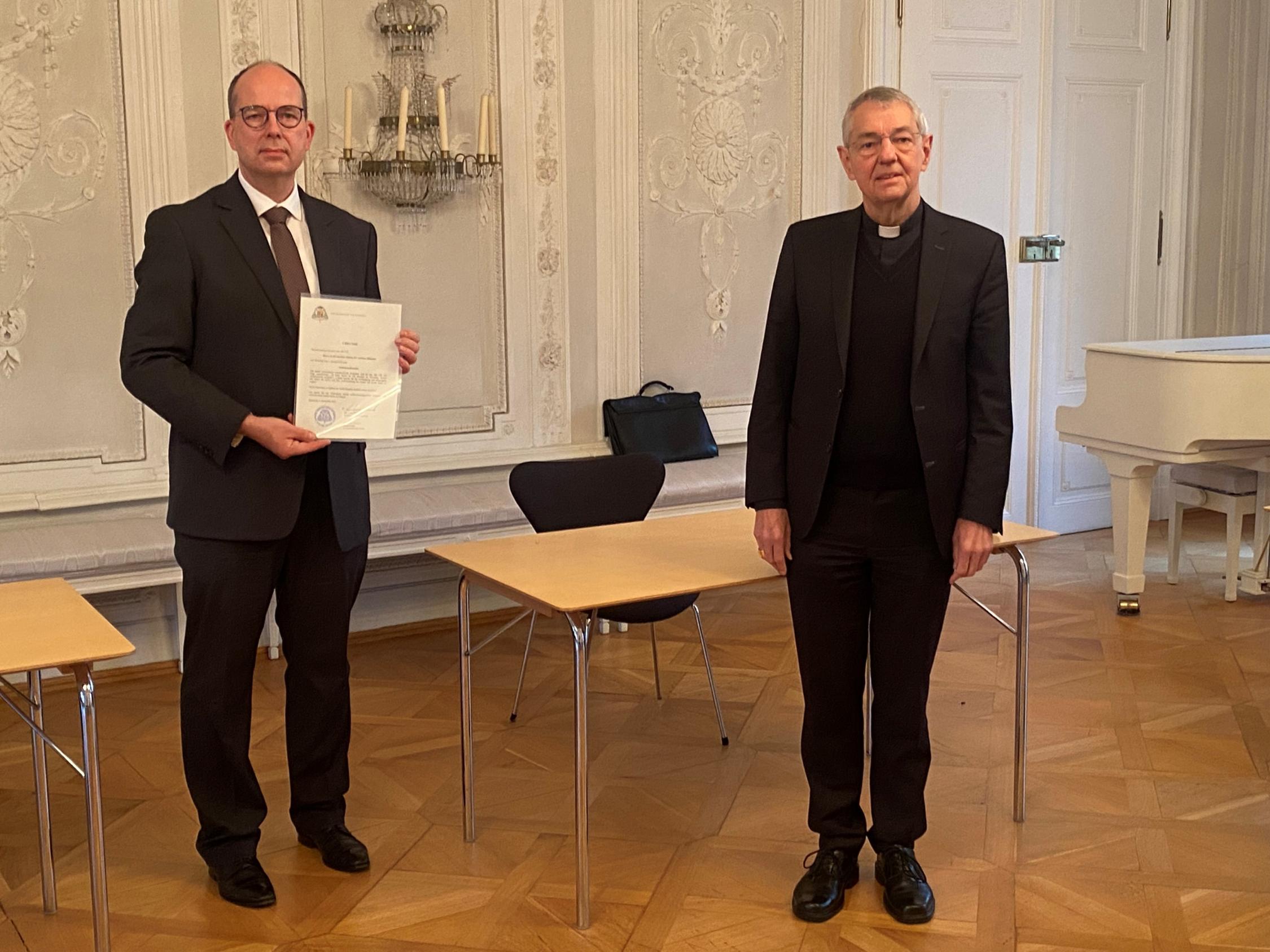 Erzbischof Ludwig Schick hat am 13.12.2021 dem Archivdirektor Andreas Hölscher die Ernennungsurkunde zum Ordinariatskanzler überreicht